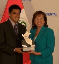 Uno de nuestros fundadores, Esteban Fong, recibe el premio de manos de la Ministra del Ambiente, Elsa Galarza.